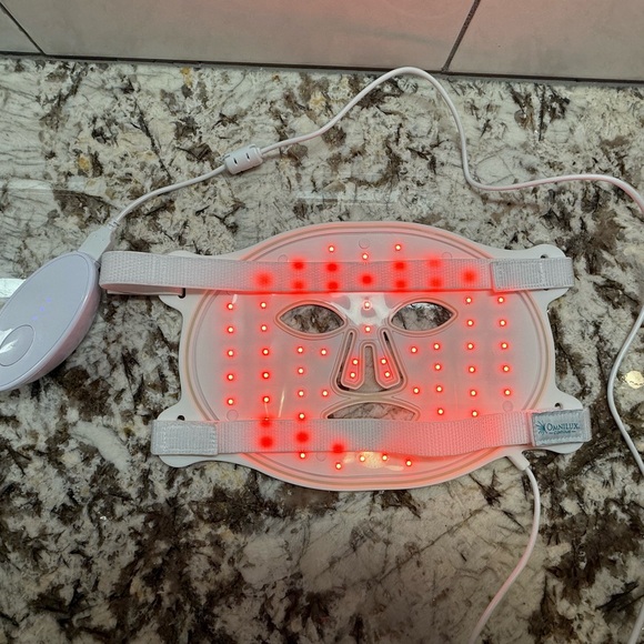 Omnilux Contour Face Mask - White and Green - Picture 4 of 5